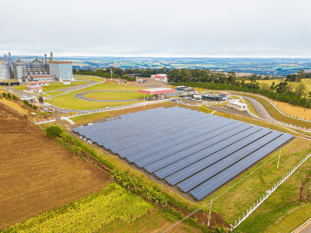 Vista aérea de usina solar de solo no interior de São Paulo