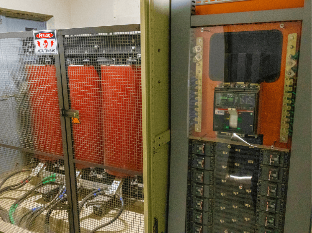 Grupo Alvorada — sala técnica com transformadores e proteção