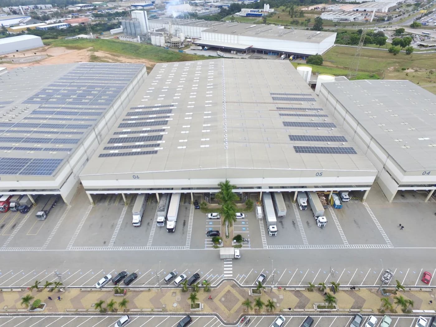 Centro de distribuição — vista aérea com geração fotovoltaica nos telhados