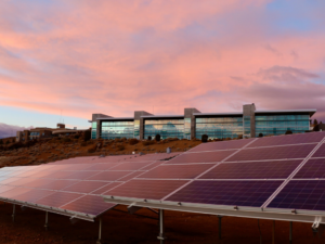 25 de Maio, Dia da Indústria: A Energia Solar Está Revolucionando o Setor com Economia Significativa e Sustentabilidade